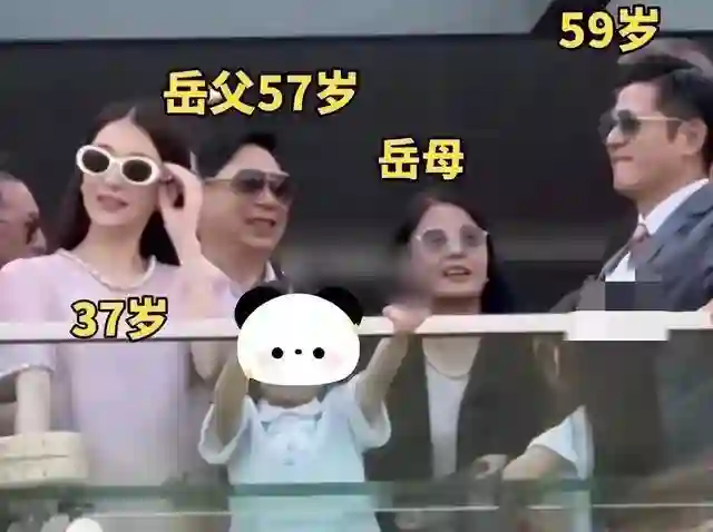 方媛带女儿逛超市被偶遇，怀三胎了仍穿厚底鞋！站姿显得有些豪放