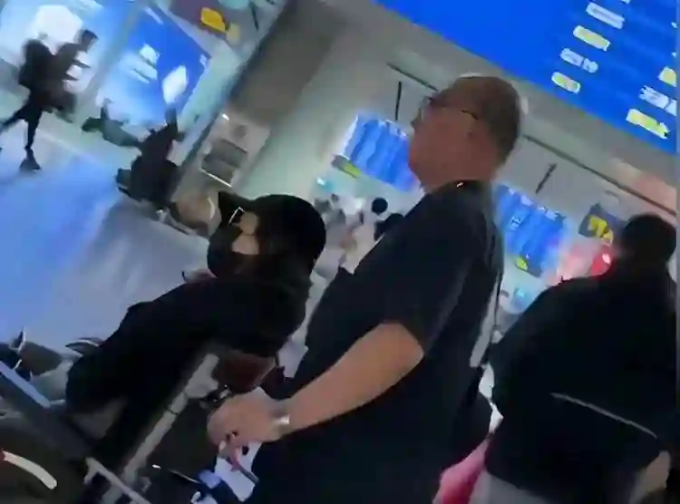 46岁章子怡摔伤后现身澳门，带妈妈购物恢复如初，妈妈也背名包