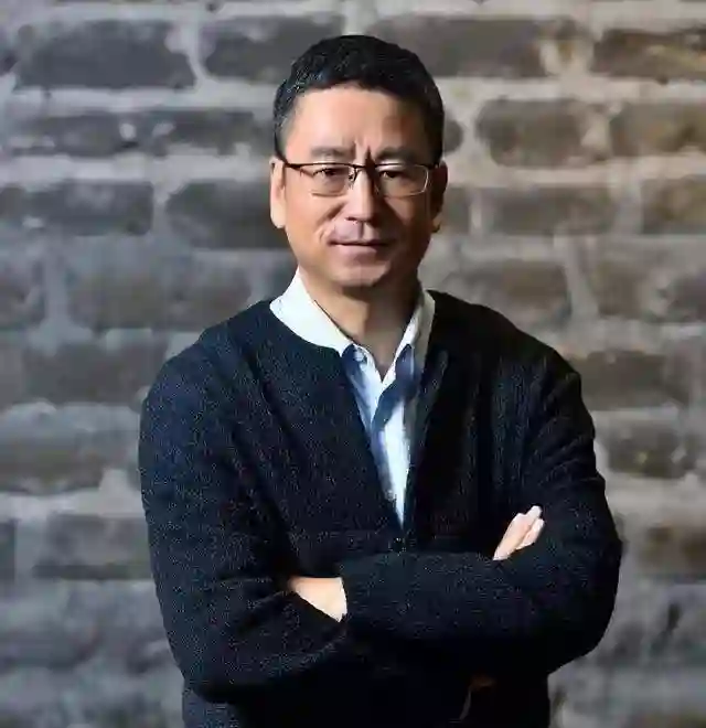 “央视一哥”白岩松被病痛折磨，曾多次想不开，56岁白发满头
