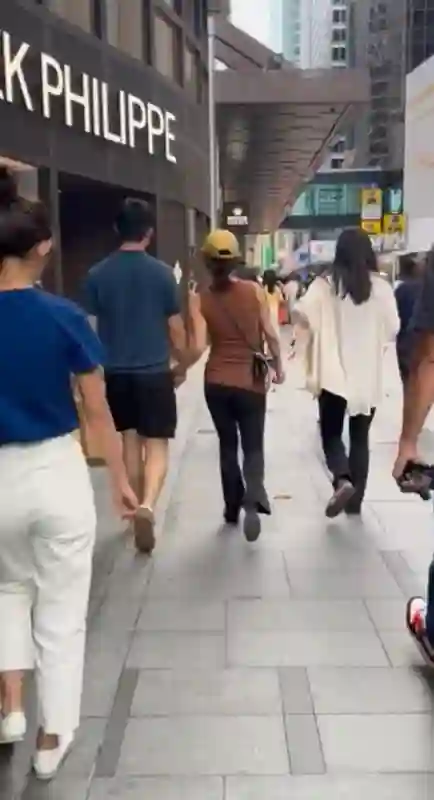 杨采钰已到香港待产！和老公商场购物身形浮肿，生产前只能穿拖鞋