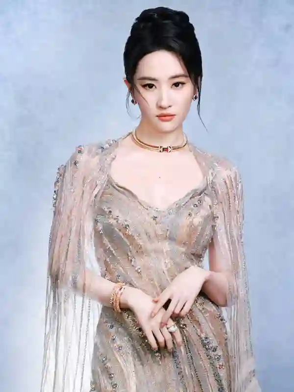 刘亦菲化身鎏金神女惊艳全场！璀璨华服衬笑颜超吸睛