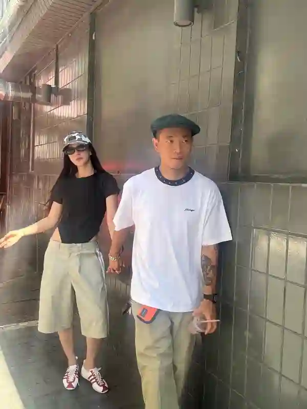 《RM》狗哥47岁热恋实录，晒娇妻露腰装引爆韩网热议！