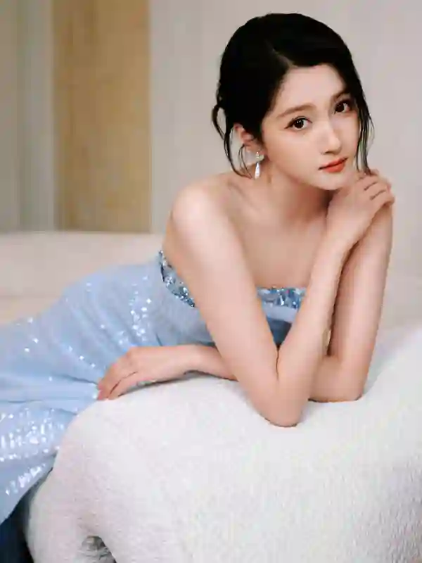 关晓彤蓝色抹胸开叉裙，美腿吸睛，妩媚动人