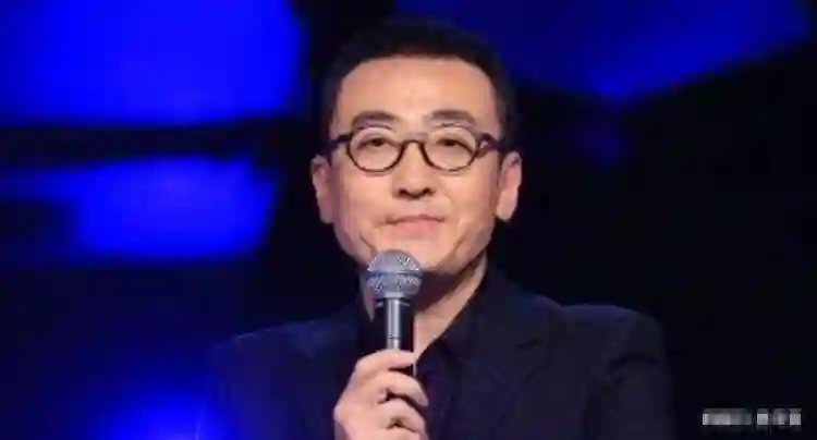 至今大龄未婚的12位主持人，个个才华横溢红极一时，哪位最可惜