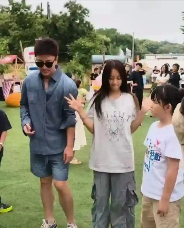 李小璐带女儿看侃爷演唱会，13岁甜馨穿豹纹吊带，母女都是夜店风