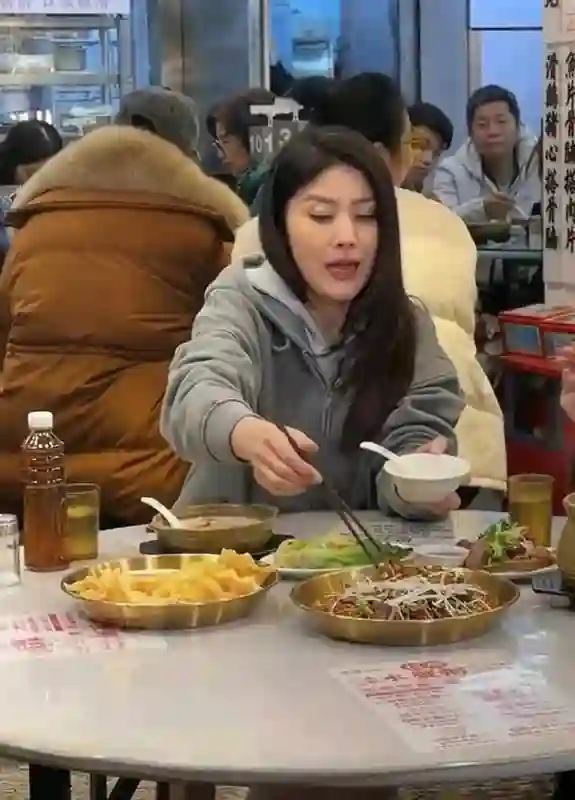 52岁陈慧琳在广州吃大排档, 大口嗦粉拍