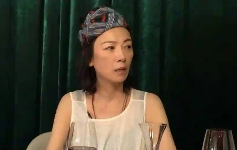 香港知名女星像癌症末期病人，身材消瘦双颊凹陷，体重不到80斤