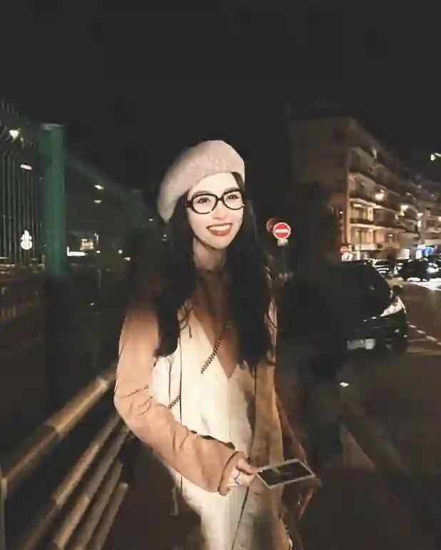 文艺感爆棚！唐嫣戛纳街头戴贝雷帽黑框眼镜漫步