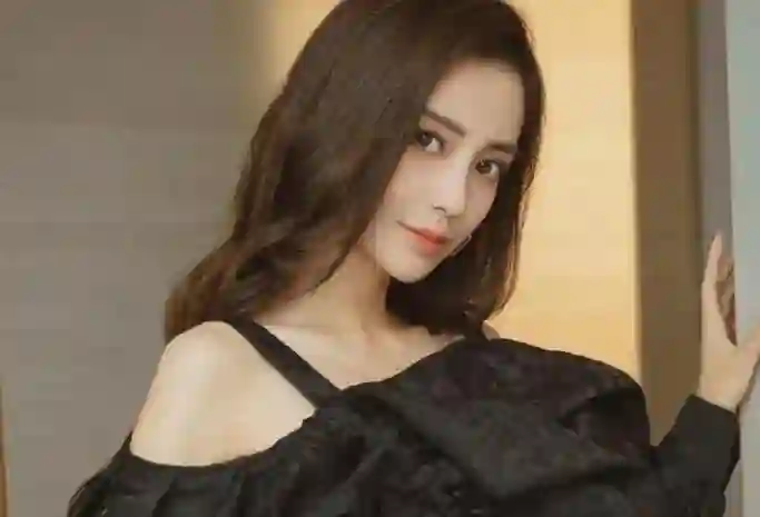 落毛普思不如鸡！否认靠黄晓明“红”的杨颖，离婚后“混”成这样