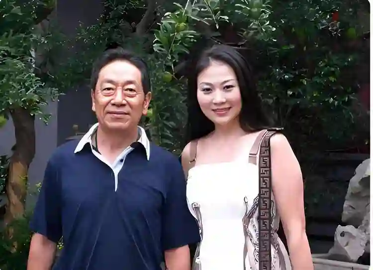 恩爱了11年，79岁的王奎荣开始衰老萎缩，42岁的饶芯语正绚烂如花