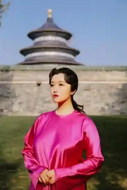 “最美导演”李珈西又惊艳了，复古造型绝了