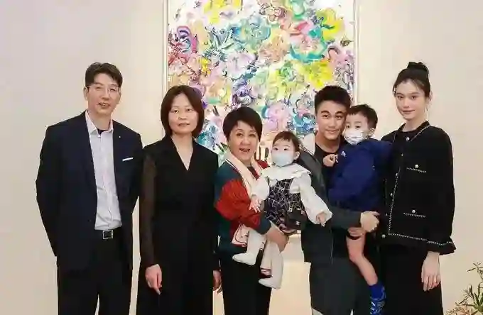 奚梦瑶何猷君带娃过六一！全家打扮低调游港迪，6岁儿子身高优越