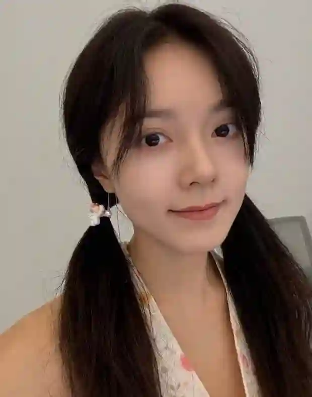赵今麦双马尾搭配挂脖碎花上衣，活泼少女感溢出屏幕