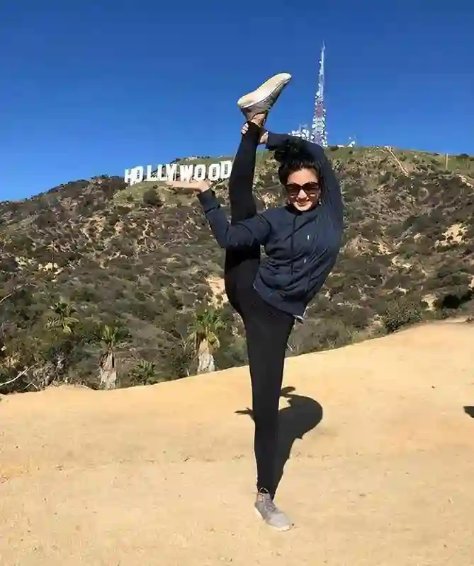 郑佩佩女儿近况曝光：和妈妈超像，在美国当老师，混血儿子很可爱