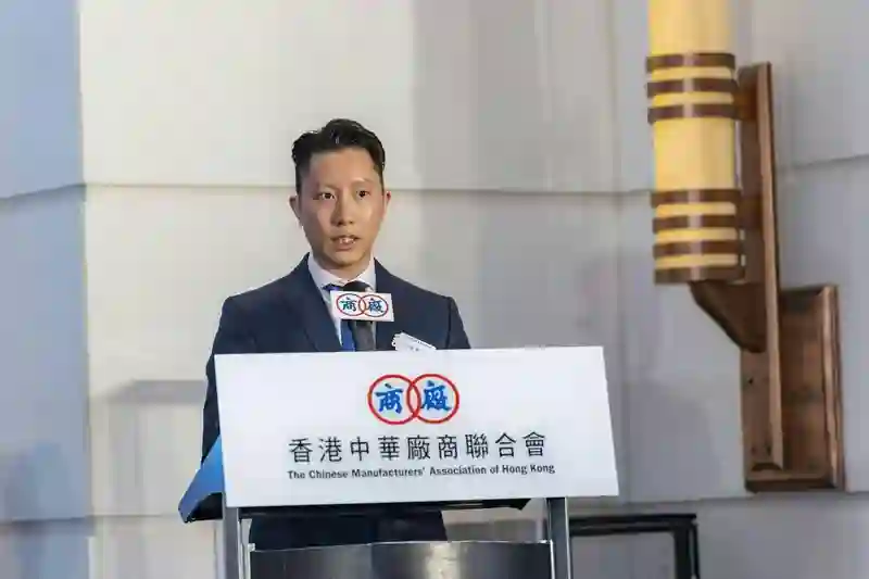 四料港姐冠军传遭冷遇，出席晚宴依偎曾志伟，疑暗搭百亿富二代跻身上流圈