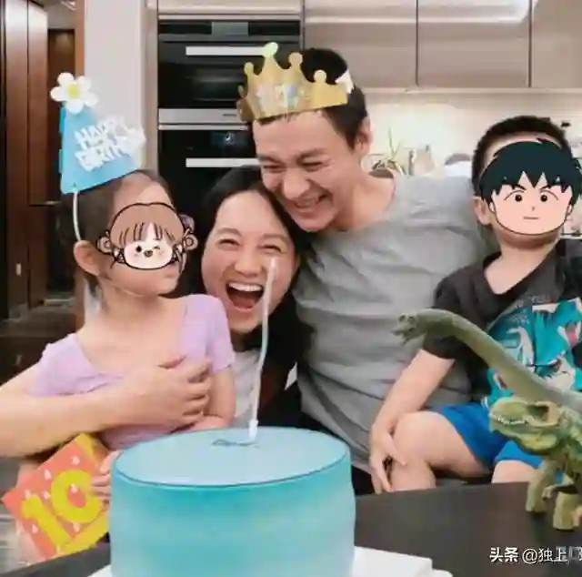 朱丹讲：姐姐搂弟弟像妈妈抱儿子，有谁注意何猷君？不留一点情面