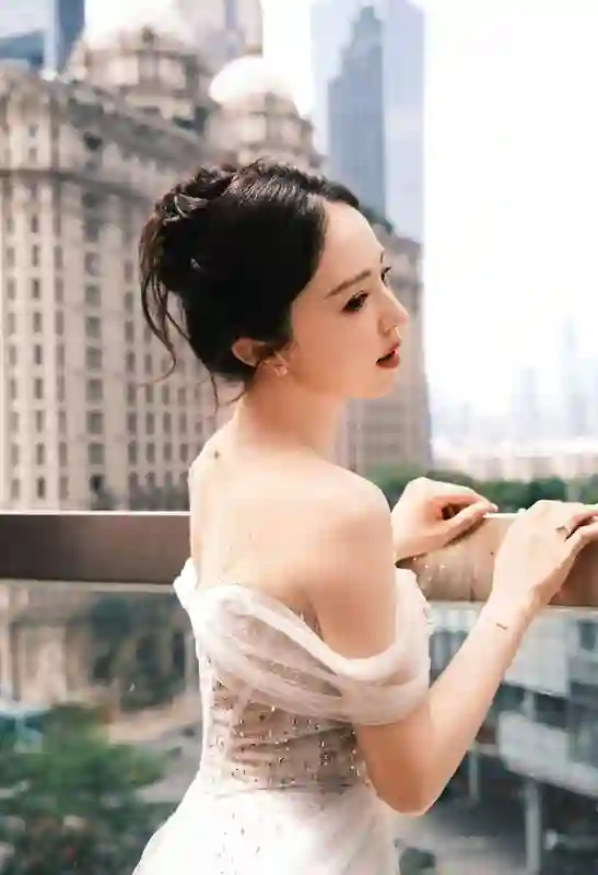 董璇泳池畔饮椰水笑容灿烂，一袭礼裙勾勒曼妙身姿尽显惬意