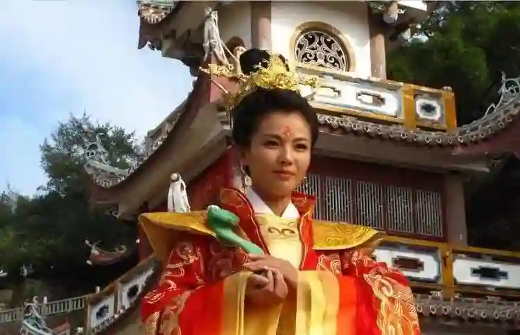 刘涛参加妈祖诞排场无人敌，两杠三星为她开路，亿万大佬只配拍照