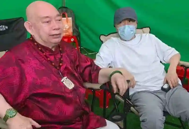 成龙老了，李连杰老了，周星驰也老了，而64岁的他看起来却像30岁