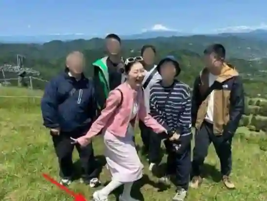金靖夫妇五一出游，舒奕橙打扮土气没以前帅，金靖倒是又美又时髦