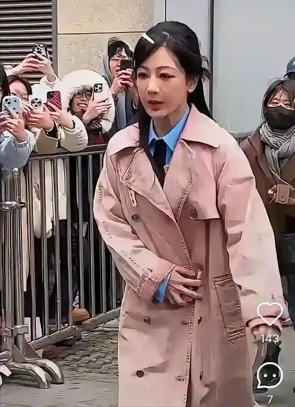 杨紫又翻车了，私下路透照片脸部僵硬垮脸老态，网友直呼撞脸蔡明