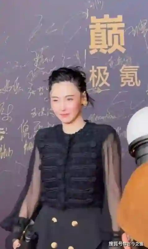 张柏芝出席活动颜值崩塌？眼睛一大一小很怪异，网友：变大小眼了