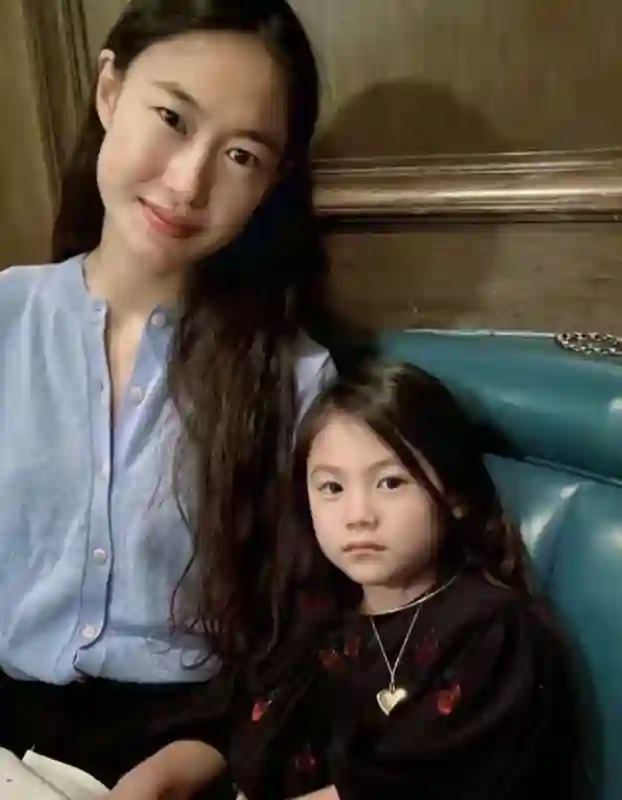 陈冠希带8岁女儿来伦敦中国城，冠希哥颜值越跑越偏，女儿也是高级脸