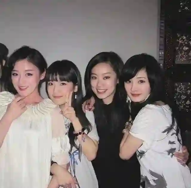贾玲百花获奖张小斐落泪！相识11年，合作电影总票房超54亿！娱乐圈也有真友谊