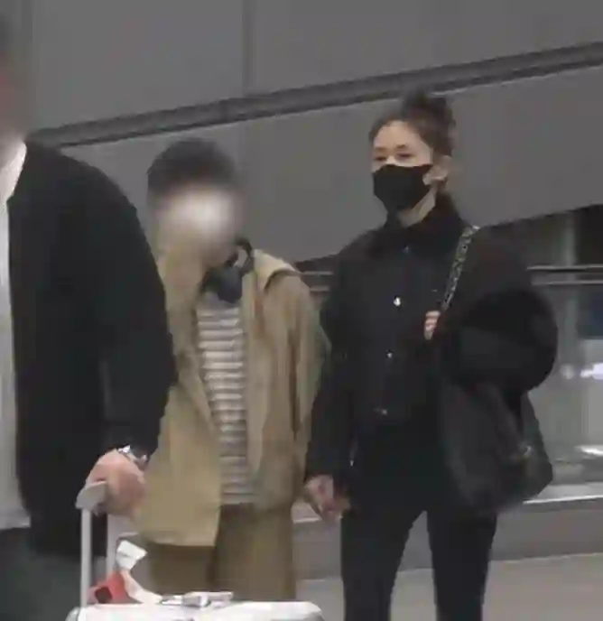 38岁王子文和儿子手拉手露面，12岁豆芽身高赶上妈，气质憨厚随父