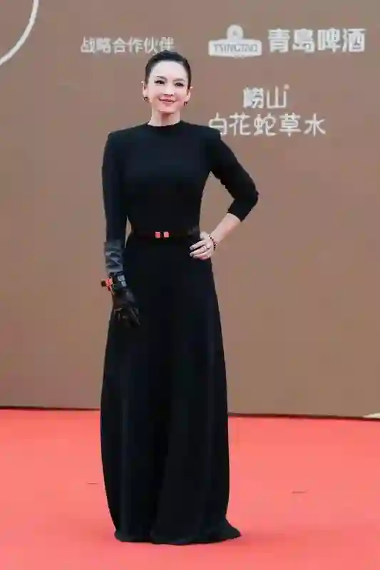 章子怡娇俏，乌尔善带妻子来吃饭，肖央喝整瓶啤酒，陈凯歌领杯！