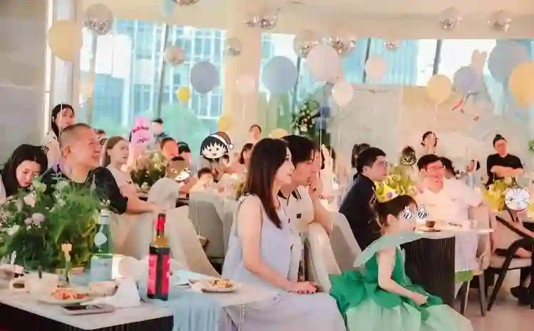 严屹宽为女儿庆生，7岁小肉肉长成俏萝莉，一家三口全是高颜值
