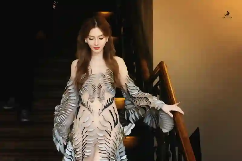 Angelababy亮相巴黎时装周，接受全程粤语应答，状态轻松自信