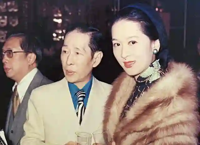 当代“韦小宝”邓兆尊，同时交往仨女友，最穷兜里就剩一亿
