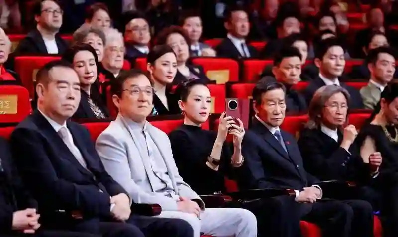 章子怡，华表奖这一跤摔得好！原因在这