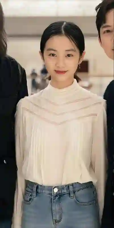 黄多多回国生图曝光！比孙莉矮半个头却美上热搜，口罩也难挡气质