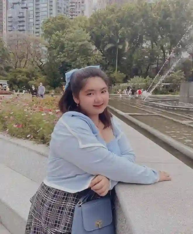 胡慧中67岁近照曝光，体态发福，女儿身材肥胖，网友：长相很普通