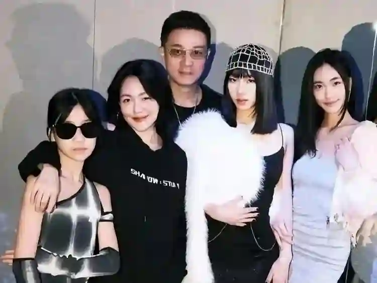 小S二女儿回应暂不进娱乐圈，像大S林志玲天生明星脸，还像马筱梅