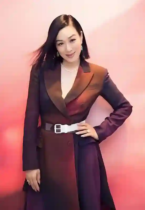 52岁钟丽缇凌晨卖货养家，错失豪门后的生活，现状如何？