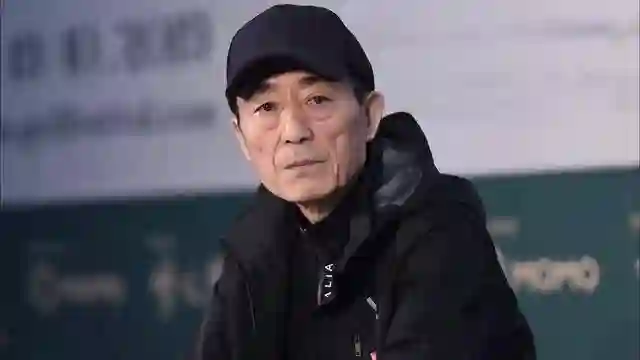 33岁周冬雨面相变了，事实证明，入圈时张艺谋的忠告，拉了她一把