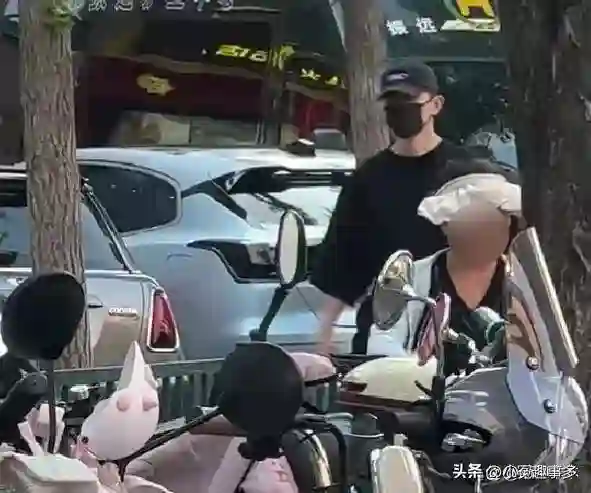 33岁邓伦被偶遇出行，独自开车拿东西，此前被曝结婚开启新生活