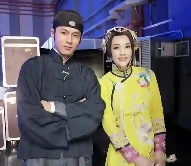 刘晓庆和经纪人一起合影，俩人看起来像母子，网友：比她男友帅