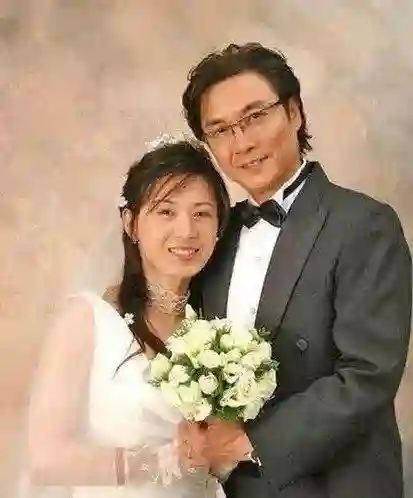 60岁港星刘松仁与23岁泰国空姐的真爱传奇：不惧变性传闻，30年恩爱如初