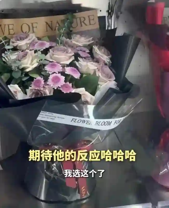 包文婧产后2个月出门接老公，包贝尔感动当众亲她，二胎后更腻歪
