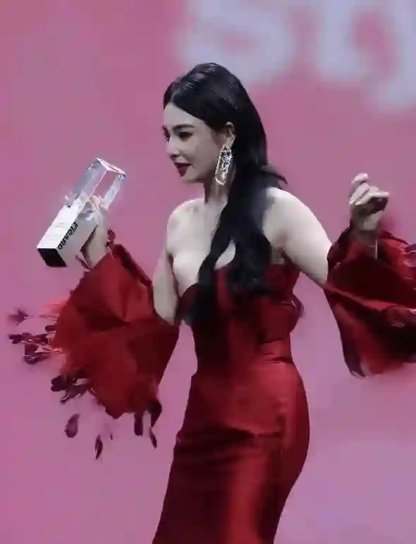 张雨绮身材惊艳，匀称丰满，完胜骨感薄片身材