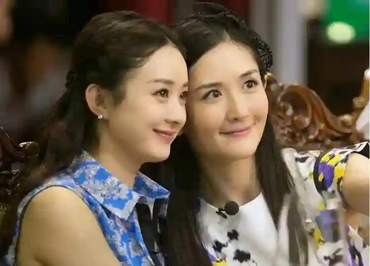 面相变了！看活动上“挂脸”的赵丽颖，才懂何炅当初对她的评价