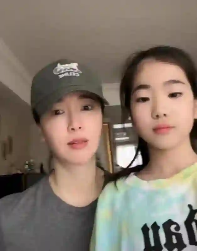 48岁左小青现状：现身香港，素颜皮肤嫩到发光，如今单身不谈恋爱