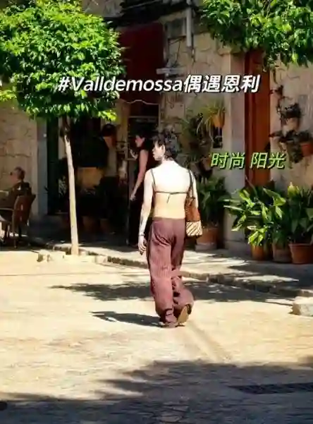 伊能静儿子穿肚兜逛街，网友：生儿变育女，庾澄庆：快乐就好
