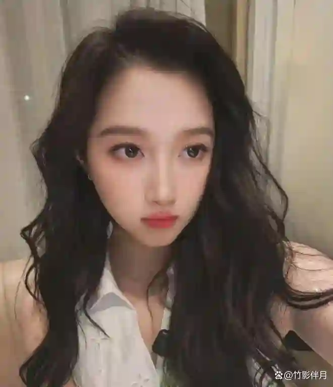 鹿晗关晓彤未分手！女方颁奖礼现鹿晗旧照，男方疑秀手机屏保合影