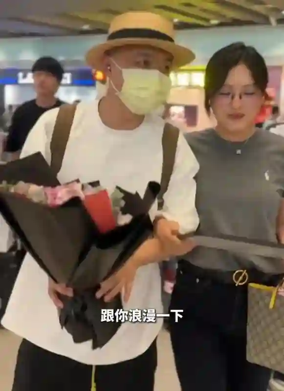 包文婧产后2个月出门接老公，包贝尔感动当众亲她，二胎后更腻歪
