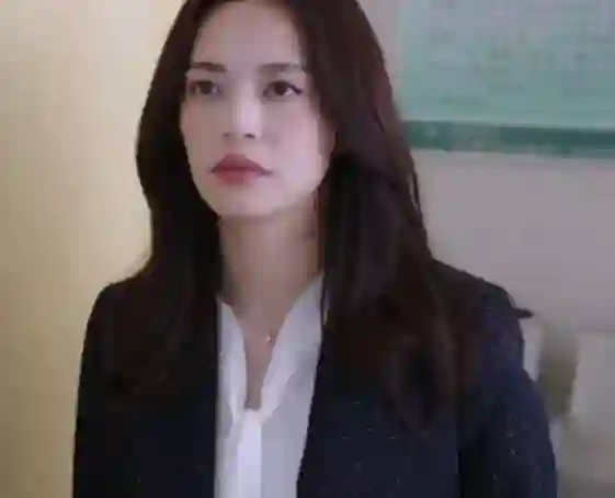 46岁姚晨vs51岁贾静雯，原生脸的力量，皱纹也能成美丽印记